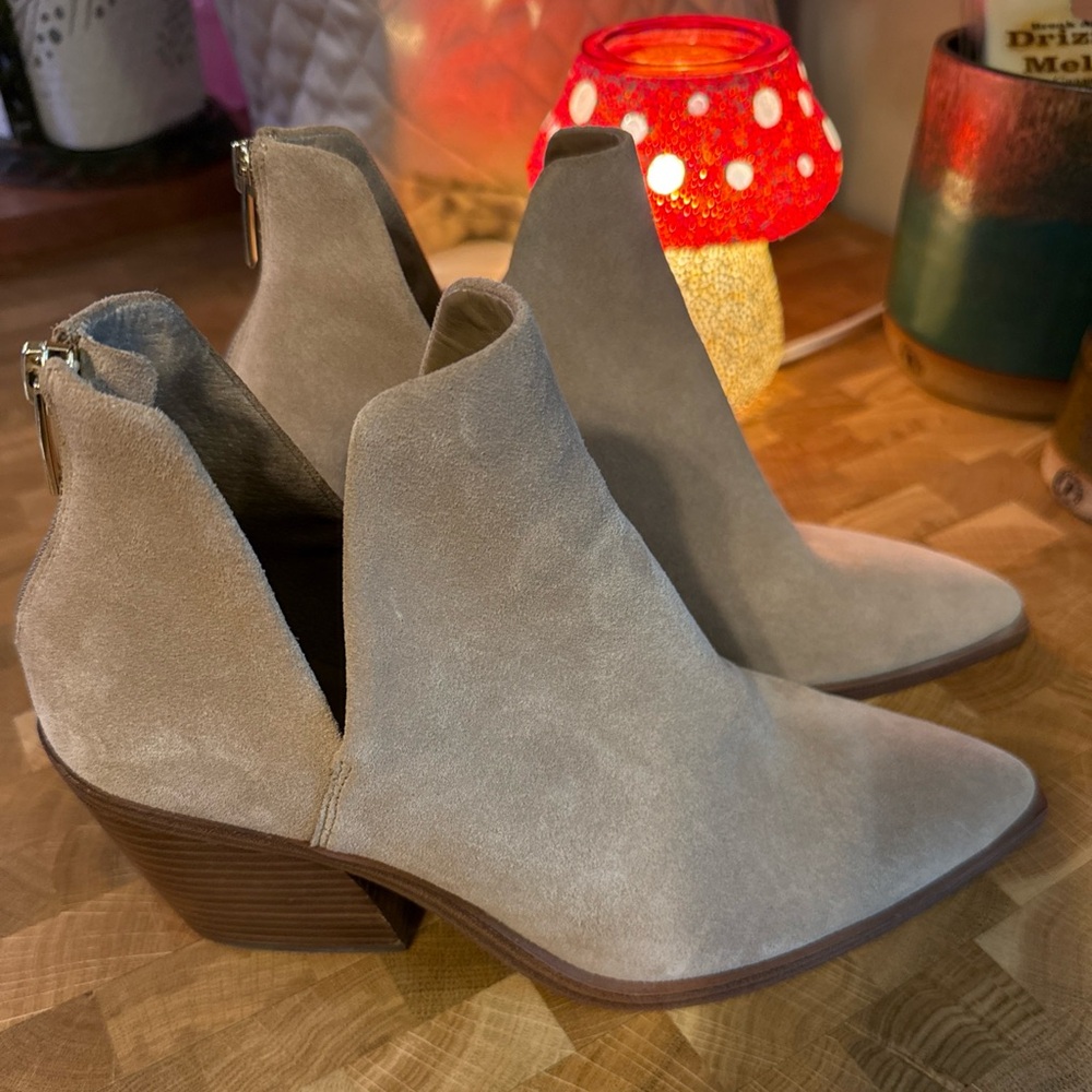Vince Camuto Gigietta Tortilla Lux Suede Size 9.5 Women’s
